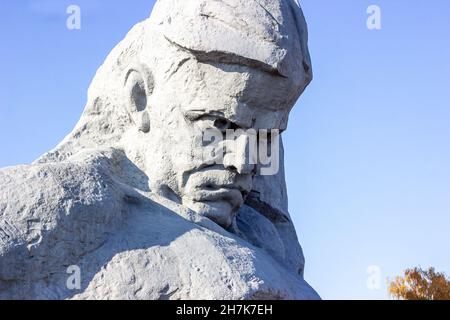 BREST, BÉLARUS - 19 OCTOBRE 2019 : le monument en béton « courage » dans le musée du complexe de la forteresse de Brest contre le ciel bleu. Banque D'Images