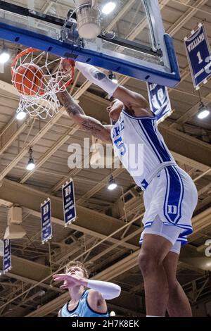 Durham, Caroline du Nord, États-Unis.22 novembre 2021.Duke Blue Devils avance Paolo Banchero (5) dunks pendant la seconde moitié contre les Bulldogs de la Citadelle lors du match de basketball de la NCAA à Cameron Indoor à Durham, en Caroline du Nord.(Scott Kinser/Cal Sport Media).Crédit : csm/Alay Live News Banque D'Images