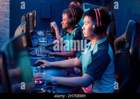 Jeunes joueurs professionnels de esports jouant à des jeux à l'intérieur Banque D'Images