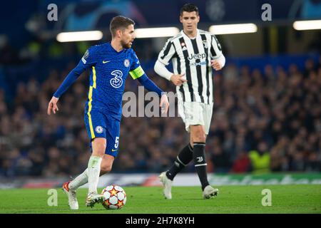 Londres, Royaume-Uni.23 novembre 2021.Jorginho de Chelsea lors du match de groupe de l'UEFA Champions League entre Chelsea et Juventus au Stamford Bridge, Londres, Angleterre, le 23 novembre 2021.Photo de Salvio Calabre.Utilisation éditoriale uniquement, licence requise pour une utilisation commerciale.Aucune utilisation dans les Paris, les jeux ou les publications d'un seul club/ligue/joueur.Crédit : UK Sports pics Ltd/Alay Live News Banque D'Images