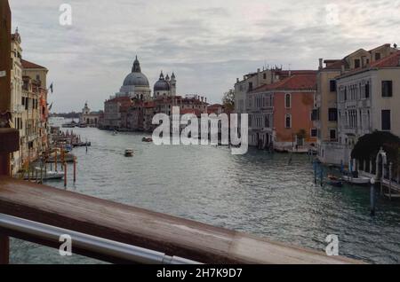 Vue sur le canal Grande depuis le pont de l'Académie Banque D'Images