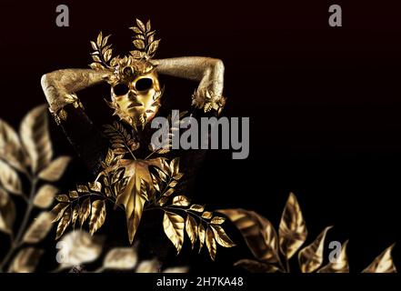 représentation 3d de la statue de la déesse nymphe de la nature féminine en masque doré et tenue de feuilles sur fond sombre, concept de carnaval. Banque D'Images