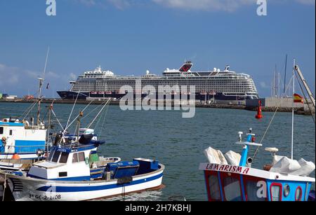 25 octobre 2021, Espagne, Lanzarote/Arrecife: Le bateau de croisière Mein Schiff 2 est amarré dans le port d'Arrecife de Tenerife.Le navire de la compagnie maritime Tui Cruises est autorisé pour un peu moins de 3000 passagers et a été baptisé à Lisbonne en février 2019.Photo: Soeren Stache/dpa-Zentralbild/ZB Banque D'Images