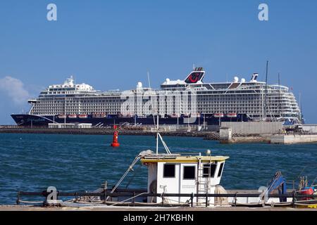 25 octobre 2021, Espagne, Lanzarote/Arrecife: Le bateau de croisière Mein Schiff 2 est amarré dans le port d'Arrecife de Tenerife.Le navire de la compagnie maritime Tui Cruises est autorisé pour un peu moins de 3000 passagers et a été baptisé à Lisbonne en février 2019.Photo: Soeren Stache/dpa-Zentralbild/ZB Banque D'Images