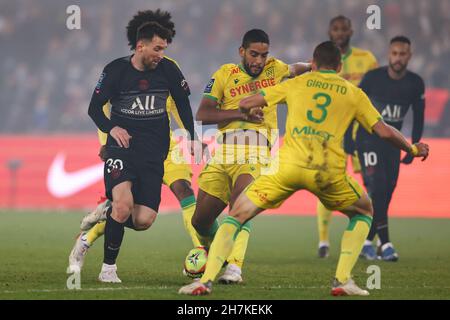 Paris, France, le 20 novembre 2021.Neymar Jr du PSG se tourne alors que Lionel Messi, coéquipier, se présente à Samuel Moutoutssamy, Jean-Charles Castelletto et Andrei Girotto du FC Nantes lors du match de la Ligue 1 au Parc des Princes, Paris.Le crédit photo devrait se lire: Jonathan Moscrop / Sportimage Banque D'Images