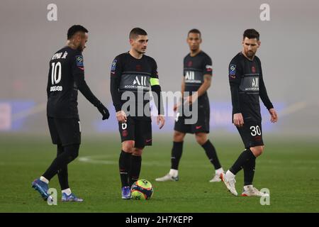 Paris, France, le 20 novembre 2021.Lionel Messi et Neymar Jr observent le coéquipier Marco Verratti du PSG en attendant de donner un coup de pied libre lors du match de la Ligue 1 au Parc des Princes à Paris.Le crédit photo devrait se lire: Jonathan Moscrop / Sportimage Banque D'Images