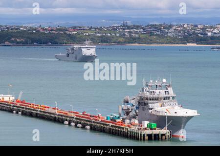 HMNZS Canterbury retourne à la base navale de Devonport pour rejoindre HMNZS Manawanui à Auckland le mardi 22 novembre 2021.Photo: David Rowland / une-image Banque D'Images