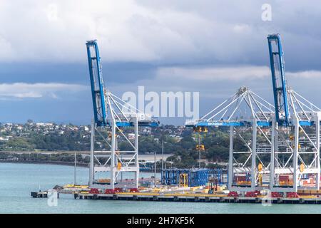 Grues dans les ports d'Auckland, Nouvelle-Zélande, le mardi 22 novembre 2021.Photo: David Rowland / One-Image.com Banque D'Images