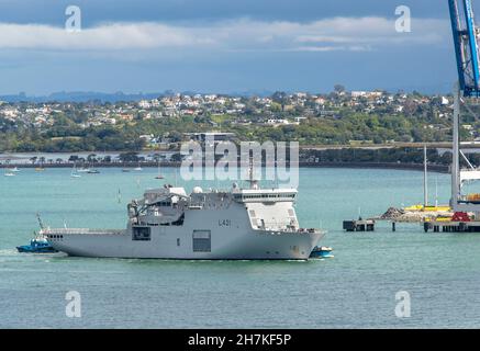 HMNZS Canterbury retourne à la base navale de Devonport à Auckland le mardi 22 novembre 2021.Photo: David Rowland / One-Image.com Banque D'Images