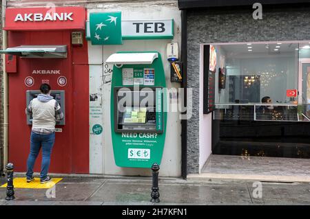 TURQUIE, Istanbul, Beyoglu, ATM d'Akbank et TEB, échange de monnaie turc Lira, dollar américain, Euro / TÜRKEI, Istanbul, Stadtteil Beyoglu,Bankautomaten und Geldumttausch türkische Lira en euros ou en dollars américains Banque D'Images