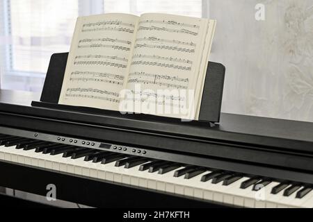 Piano-clés, partitions. Piano électronique dans une école de musique. Banque D'Images