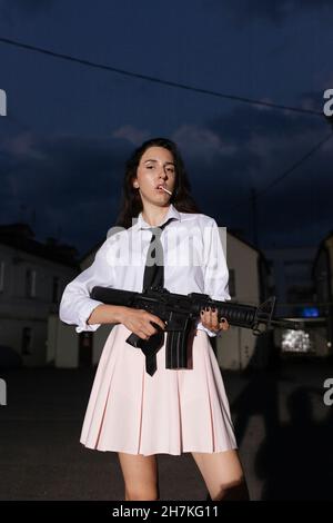 Femme avec une carabine d'assaut dans ses mains Banque D'Images