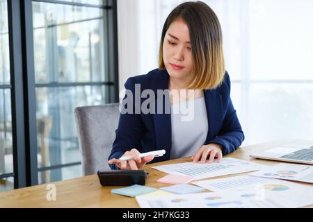 Portrait d'une jeune femme d'affaires belle et intelligente travaillant dans un poste de travail moderne. Banque D'Images