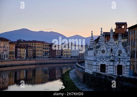 Une photo de l'église de Pise, toscane, italie, au bord de la rivière et le reflet des maisons colorées sur la côte Banque D'Images