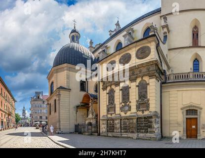 Lviv, Ukraine 07.07.2021.Basilique de l'Assomption de la Sainte Vierge Marie à Lviv, en Ukraine, par une belle journée d'été Banque D'Images