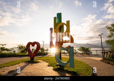 Belle vue sur Ilhabela grand coeur touristique et la lettre monument, Etat de São Paulo, Brésil Banque D'Images