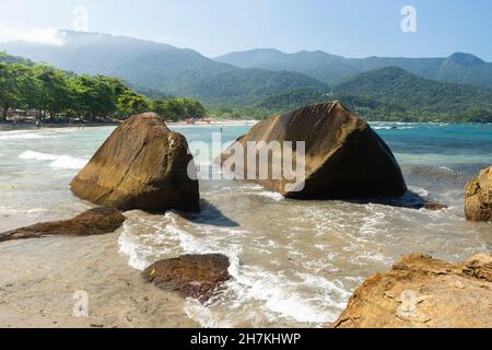 Belle vue sur de grands rochers sur la plage tropicale verte de l'île de rivage, Ilhabela, São Paulo, Brésil Banque D'Images