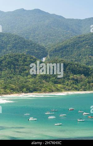 Belle vue sur la forêt tropicale verte et la plage sauvage d'eau bleue le jour ensoleillé, Ilhabela, São Paulo, Brésil Banque D'Images