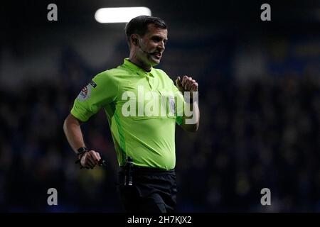 Londres, Royaume-Uni.23 novembre 2021.Arbitre, Craig Hicks lors du match EFL Sky Bet League 1 entre AFC Wimbledon et Crewe Alexandra à Plough Lane, Londres, Angleterre, le 23 novembre 2021.Photo de Carlton Myrie.Utilisation éditoriale uniquement, licence requise pour une utilisation commerciale.Aucune utilisation dans les Paris, les jeux ou les publications d'un seul club/ligue/joueur.Crédit : UK Sports pics Ltd/Alay Live News Banque D'Images