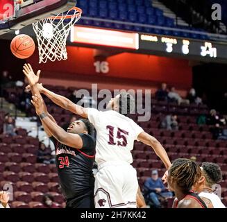 Uncasville, Connecticut, États-Unis.23 novembre 2021.Novembre 23.2021: Chris Peebles bloque un tir comme vu bat Winston Salem 59-55 dans le Chris Paul HBCU Tip off hébergé par le BHOF et présenté par Hotels.com à la Mohegan Sun Arena à Uncasville, Connecticut.DaN HearyEclipse SportswireCSM/Alamy Live News Banque D'Images