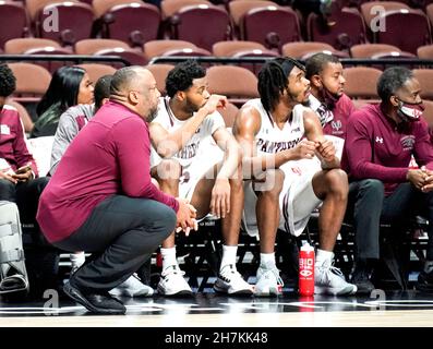 Uncasville, Connecticut, États-Unis.23 novembre 2021.Novembre 23.2021: L'entraîneur Jay Butler regarde sur comme vu défaites Winston Salem 59-55 dans le Chris Paul HBCU Tip off hébergé par le BHOF et présenté par Hotels.com à la Mohegan Sun Arena à Uncasville, Connecticut.DaN HearyEclipse SportswireCSM/Alamy Live News Banque D'Images