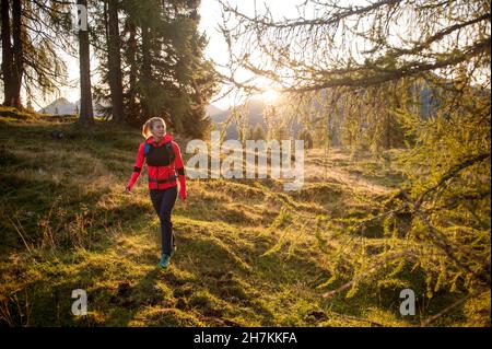 Jeune femme avec sac à dos de randonnée en forêt Banque D'Images