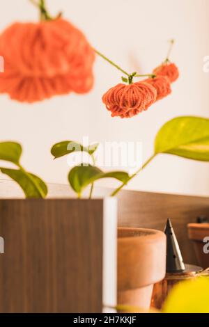 Décoration de citrouilles en laine sur le mur à la maison Banque D'Images