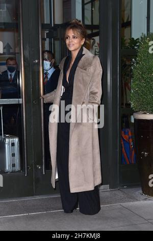 New York, NY, États-Unis.23 novembre 2021.Halle Berry Out and About for Celebrity candids - AUT, New York, NY 23 novembre 2021.Crédit : Kristin Callahan/Everett Collection/Alay Live News Banque D'Images