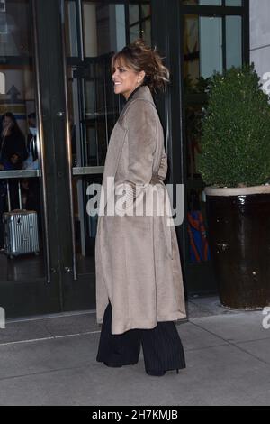 New York, NY, États-Unis.23 novembre 2021.Halle Berry Out and About for Celebrity candids - AUT, New York, NY 23 novembre 2021.Crédit : Kristin Callahan/Everett Collection/Alay Live News Banque D'Images