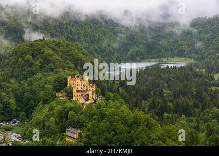 Vue sur le château de Hohenschwangau et ses environs avec des nuages bas, Schwangau, haute-Bavière, Allemagne Banque D'Images