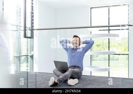 Souriant hommes et femmes professionnels discutant en usine Banque D'Images