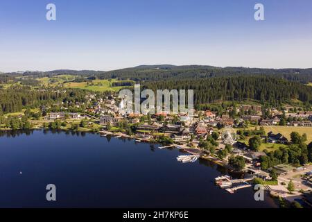Allemagne, Bade-Wurtemberg, Titisee-Neustadt, vue aérienne du village sur les rives du lac Titisee Banque D'Images