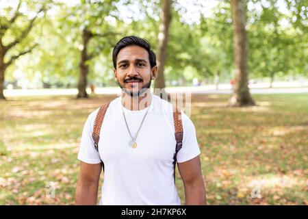 Beau jeune homme dans le parc public Banque D'Images