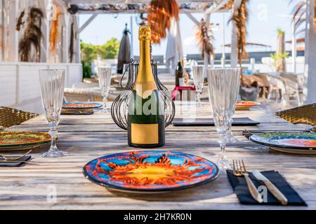 Assiettes et verres disposés sur une table au restaurant Banque D'Images