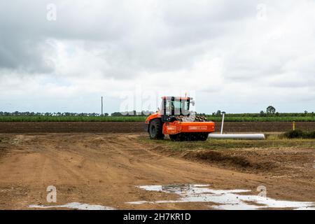 De Townsville à l'autoroute Mackay, Queensland, Australie - novembre 2021 : une machine à usage intensif travaillant sur la construction de routes Banque D'Images
