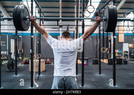 Haltérophilie pour athlète masculin dans la salle de gym Banque D'Images