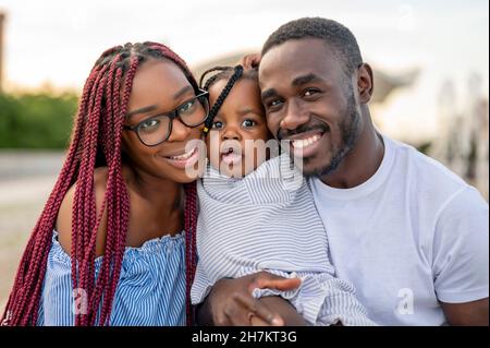Mère et père souriants avec fille Banque D'Images