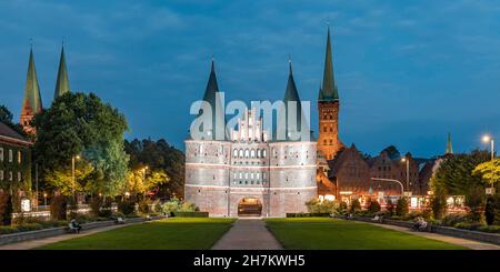 Allemagne, Schleswig-Holstein, Lubeck, vue panoramique sur Holstentorplatz et la porte de Holstentor au crépuscule Banque D'Images