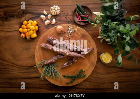 saucisses de porc allemandes sur une table en bois rustique avec des ingrédients naturels Banque D'Images