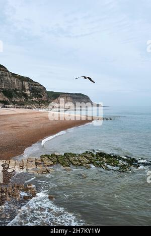 Vue sur la plage de Rock A Nore à Hastings, East Sussex, Royaume-Uni. Banque D'Images