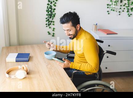 Homme souriant influent jouant de la guitare vu à travers l'anneau lumineux Banque D'Images