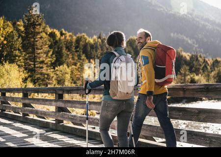 Couple avec sacs à dos marchant sur le pont Banque D'Images