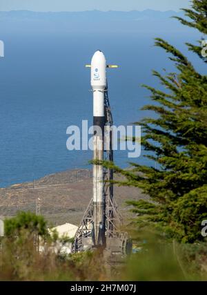 La fusée SpaceX Falcon 9 avec le test de redirection à double astéroïde, ou DART, vaisseau spatial embarqué, est vu, mardi,23 novembre 2021, au complexe de lancement spatial 4e, base de la force spatiale de Vandenberg, en Californie.La DART est le premier essai de défense planétaire à pleine échelle de worlds, démontrant une méthode de la technologie de déflexion des astéroïdes.La mission a été construite et est gérée par l'APL Johns Hopkins pour le Bureau de coordination de la défense planétaire de NASAs.Crédit obligatoire : Bill Ingalls/NASA via CNP Banque D'Images