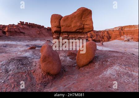 Formations rocheuses intéressantes au parc national de Goblin Valley, Utah Banque D'Images