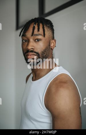 Jeune homme barbu avec une coiffure locale Banque D'Images