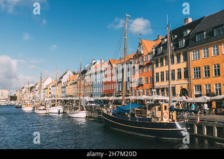 Des bateaux amarrés au port le jour ensoleillé, Nyhavn, Copenhague, Danemark Banque D'Images