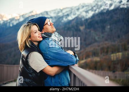 Femme souriante embrassant l'homme sur le pont Banque D'Images