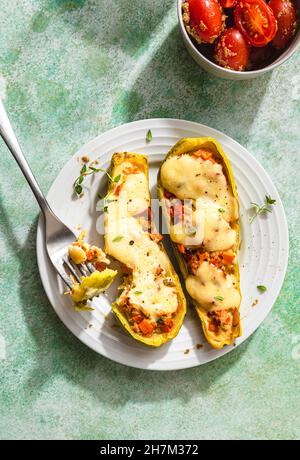 Courgettes farcies garnies de tomates cerises sur la table Banque D'Images