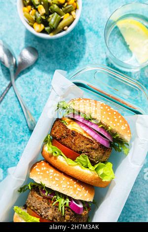 Sandwich au hamburger de riz sur la planche à découper Banque D'Images