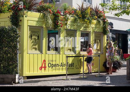 Des personnes attendent devant un centre de dépistage du coronavirus en plein air à Villach, en carinthie, en Autriche, pour se faire tester et tracer sur le covid 19 et jusqu'à Banque D'Images